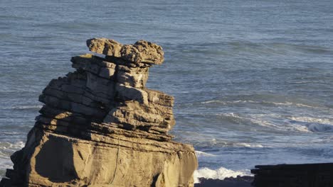 Klippen-Und-Steinschichten-An-Der-Küste-Von-Peniche-Portugal,-Erosionskonzept,-Herauszoomen