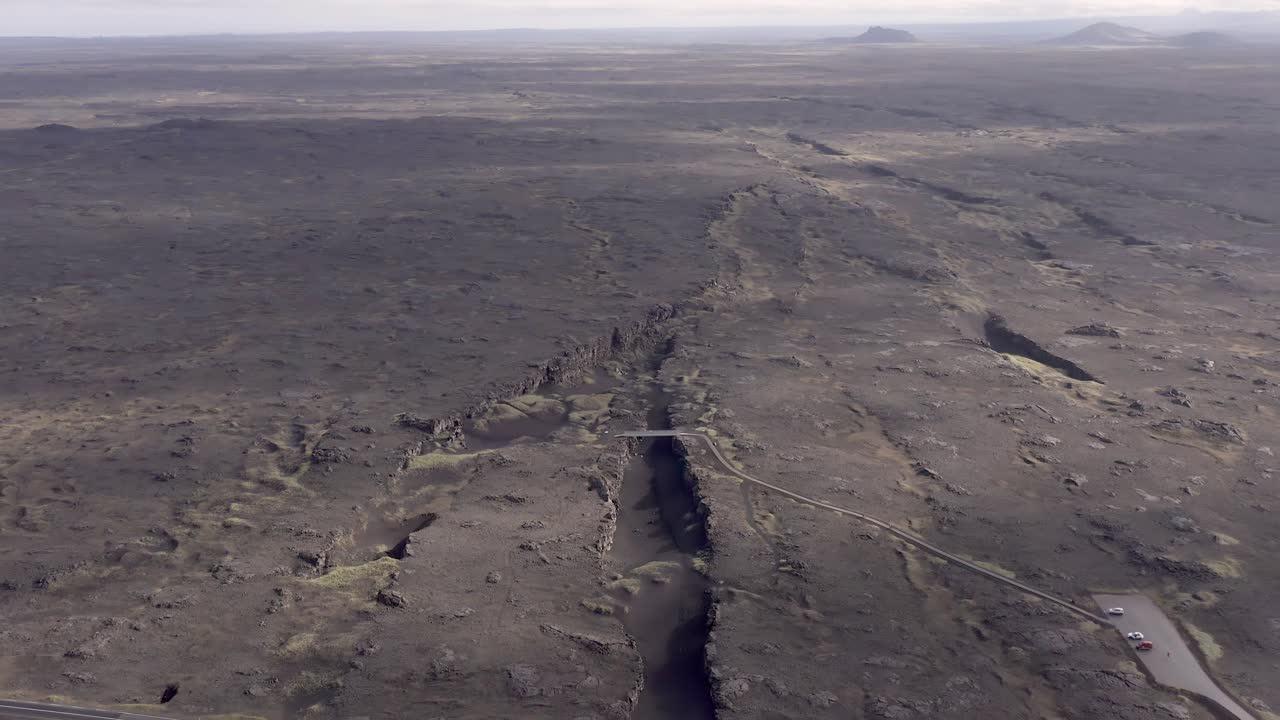 antena de la península de reykjanes con paisaje volcánico árido y placas tectónicas