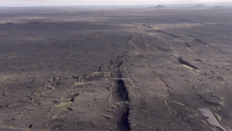 Luftaufnahme-Der-Halbinsel-Reykjanes-Mit-Karger-Vulkanlandschaft-Und-Tektonischen-Platten