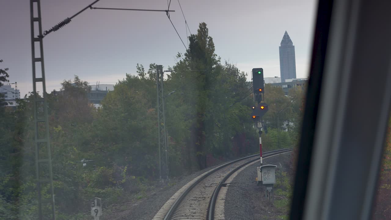 열차에서 운전자의 시야, 곡선 트랙을 포착하고 도시 환경에서 앞에 있는 초록색 불빛