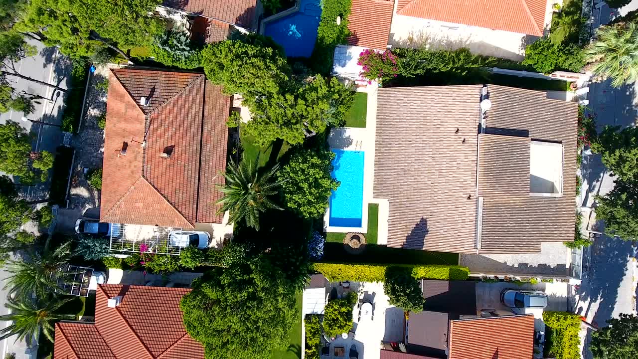 완벽한 이국적인 위치를 가진 고급스러운 해변 앞 빌라 위를 날아다니는 항공 4k 뷰.