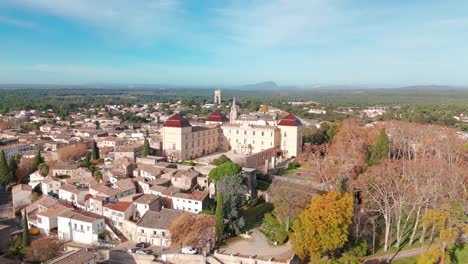 Vista-Panorámica-Aérea-Del-Castillo-De-Castries,-Francia