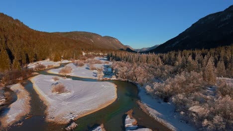 Río-De-Montaña-Isar-En-Los-Alpes-Bávaros,-Bosque-Nevado-De-Invierno