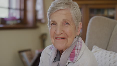 Retrato-De-Una-Anciana-Feliz-Disfrutando-Del-Estilo-De-Vida-De-Jubilación-Sonriendo-Alegre-En-Casa-Sentada-En-La-Sala-De-Estar