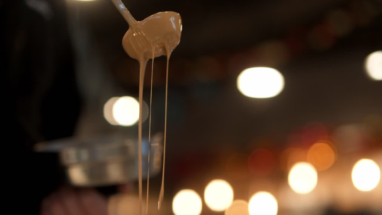 느린 동작으로 국자에서 떨어지는 맛있는 초콜릿 소스