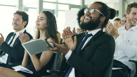 empresarios que asisten a una conferencia