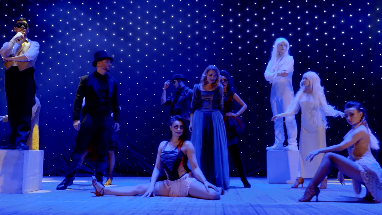 una hermosa pareja de enamorados canta una canción en dúo.