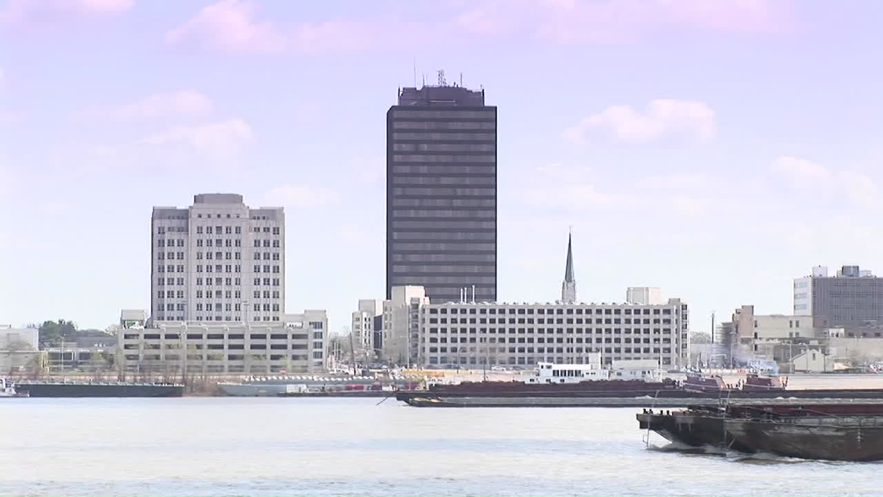 강 바지선이 루이지애나 배턴 루지에서 통과합니다.