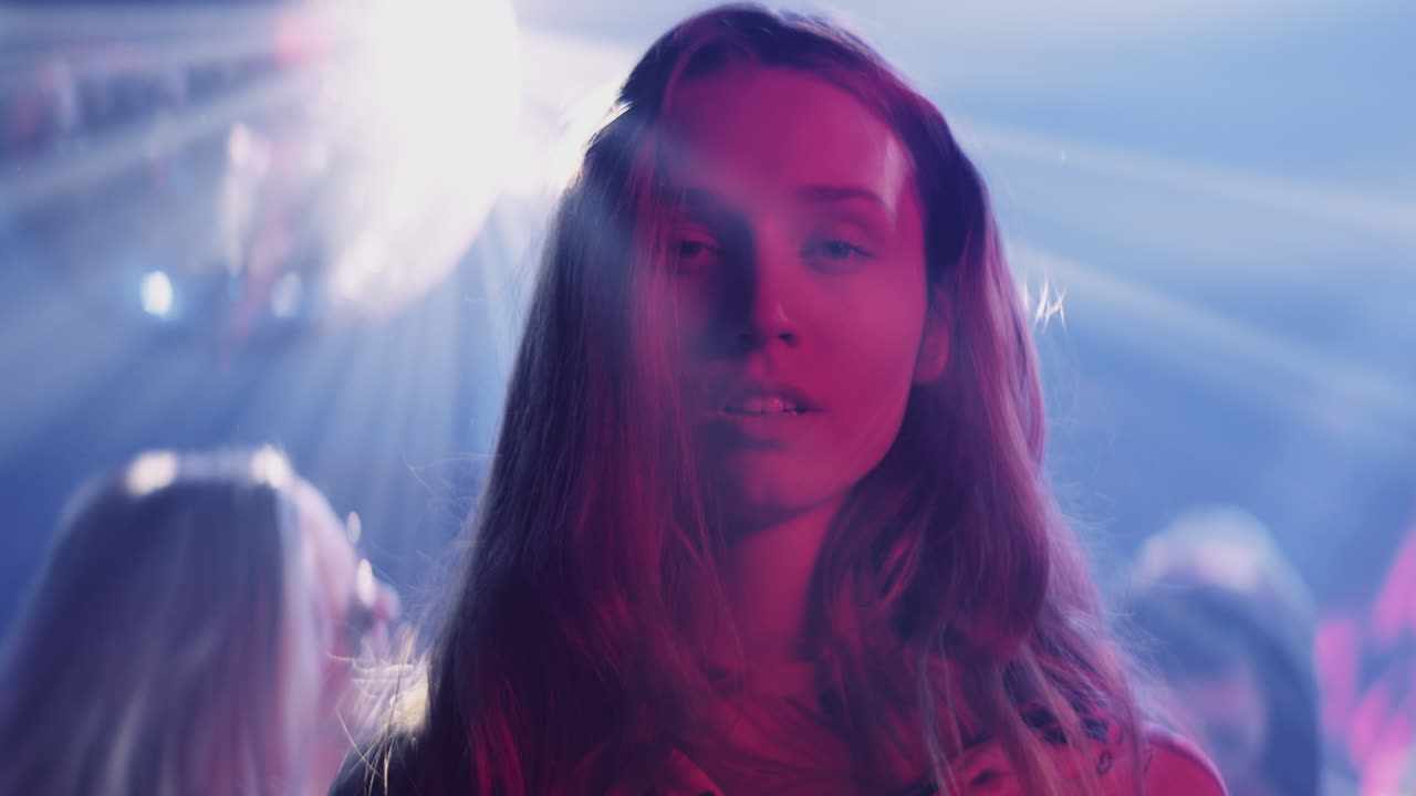 mujer con luces de neón en un club nocturno