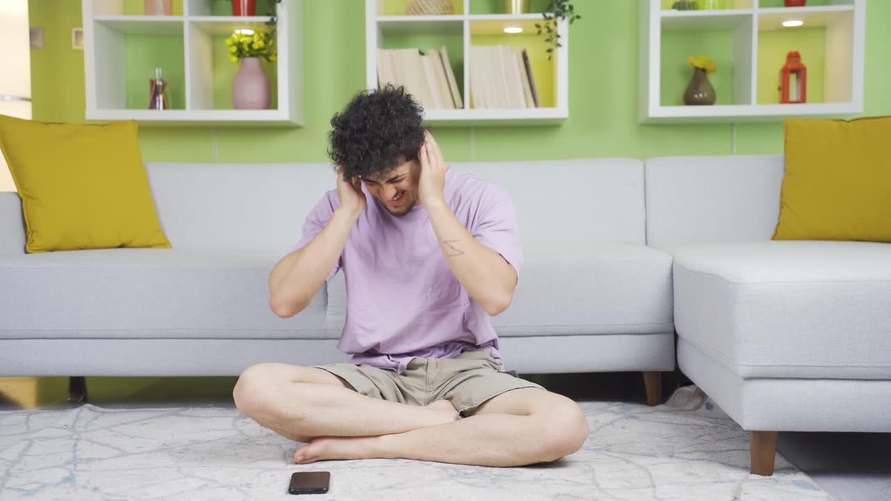 뇌종양을 가진 젊은이가 심한 두통을  ⁇ 고 있습니다.