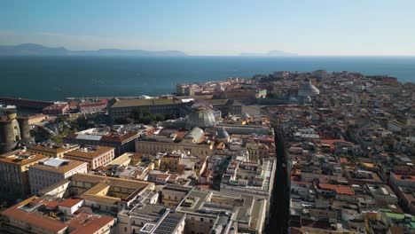 la toma aérea del boom revela la galería umberto i, en la plaza del plebiscito