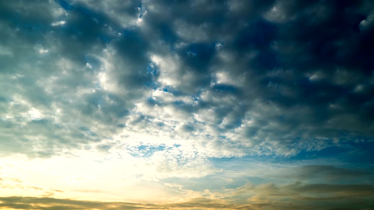 timelapse colorido cielo dramático con nubes al atardecer.