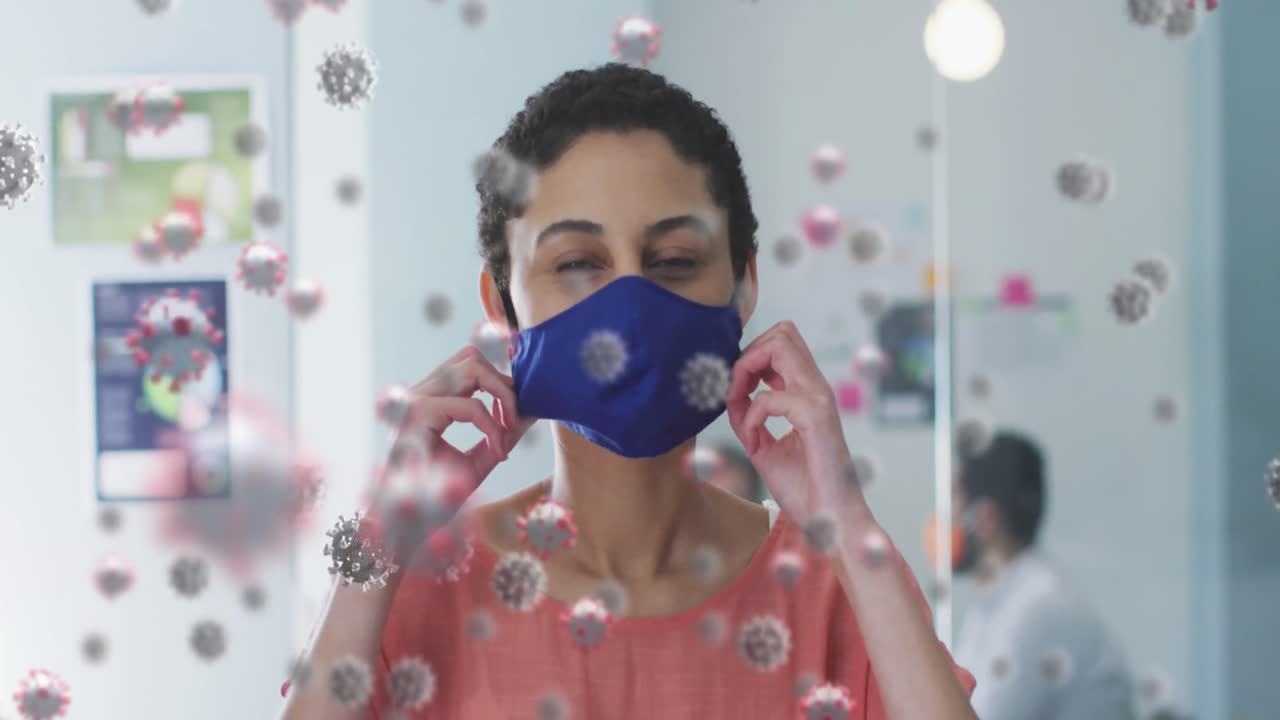 animación de células de covid-19 sobre una mujer en la oficina con una máscara facial