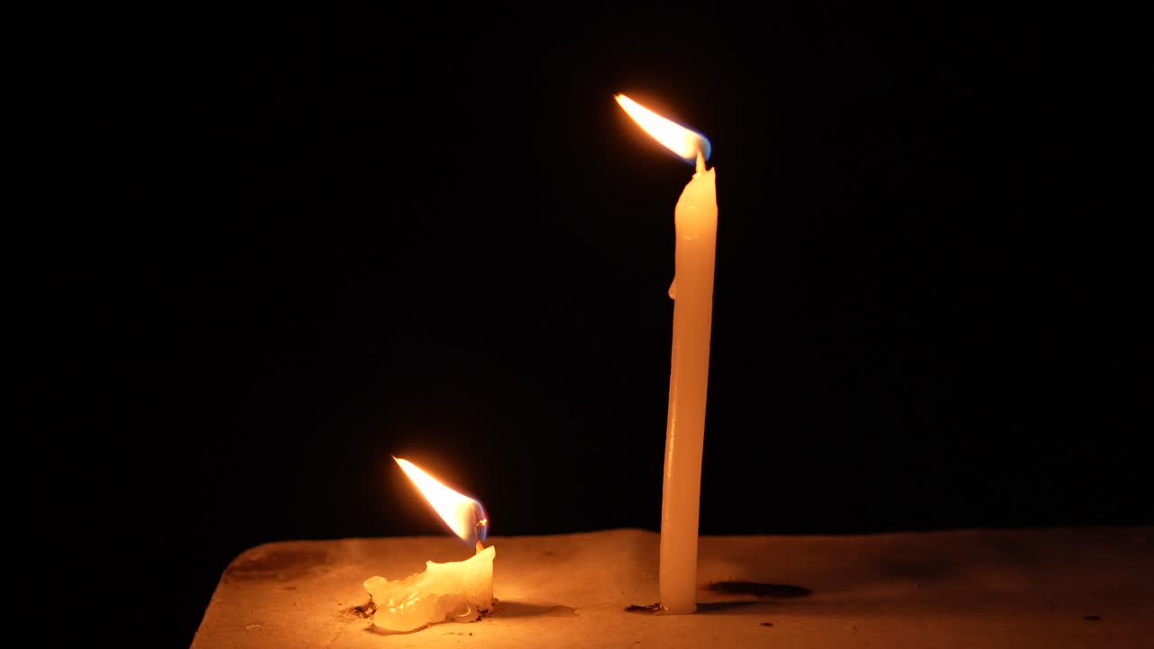 Un'altra candela dà inizio alla fine di un'altra candela