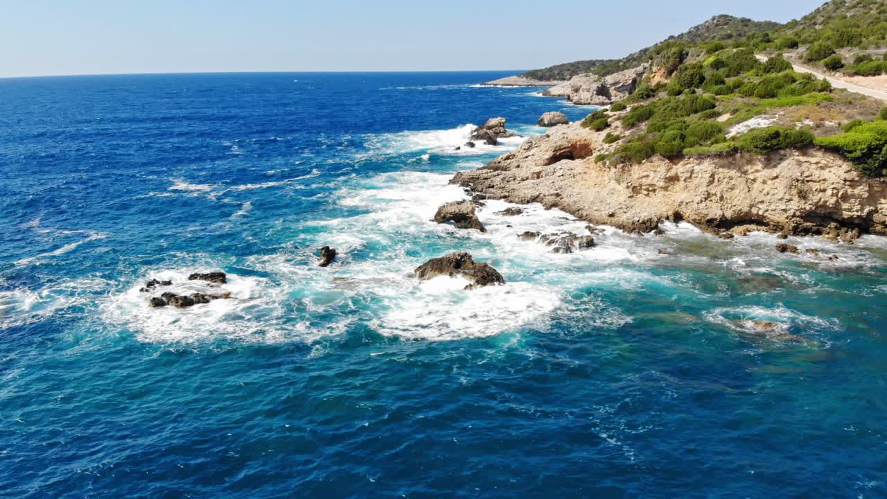 Bellissimo paesaggio naturale di spiaggia con costa rocciosa e vegetazione verde, circondato da acque blu in una giornata di sole a Jerusalem Beach a Cefalonia, Grecia