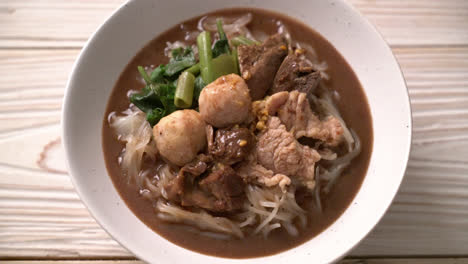 Rice-noodle-soup-with-Stewed-pork