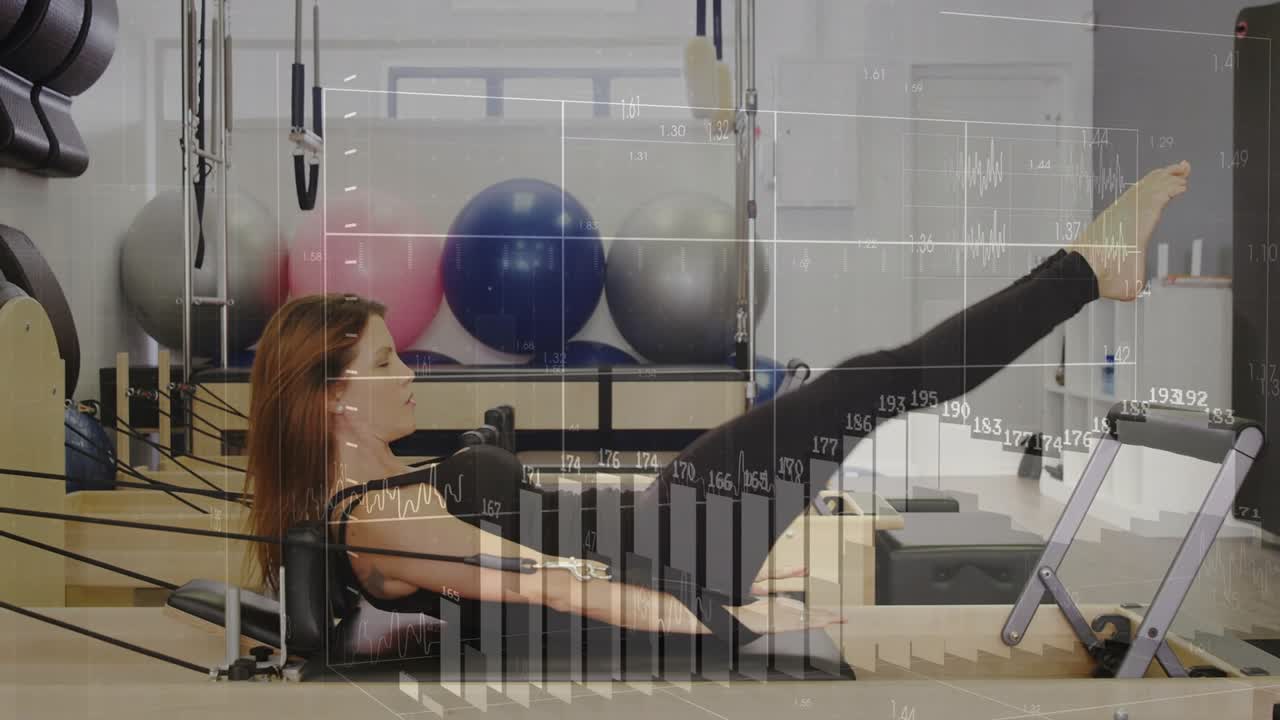 Mujer haciendo Pilates reformer, doblando la rodilla, tirando de las correas para el control del core, cuadrícula y barras de seguimiento