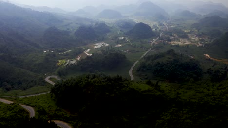 toma aérea de la izquierda del carro de las montañas nubladas del norte de vietnam