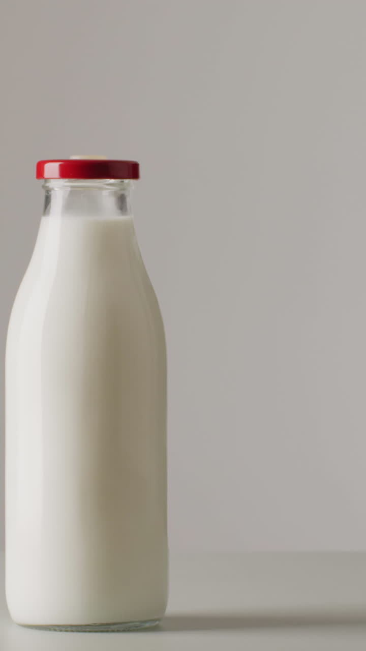 video de botellas de vidrio de leche sobre un fondo blanco