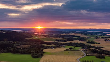 een prachtige zonsondergang over het idyllische landelijke landschap in noord-noorwegen