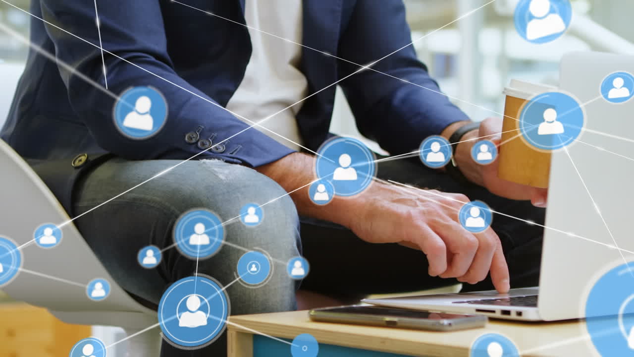 Animazione di una rete di connessioni su un uomo d'affari caucasico che usa un computer portatile.