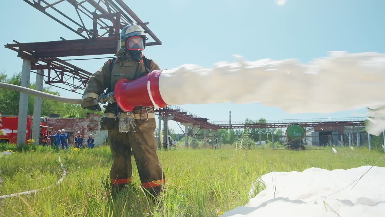 entrenamiento de bomberos con extintor de espuma