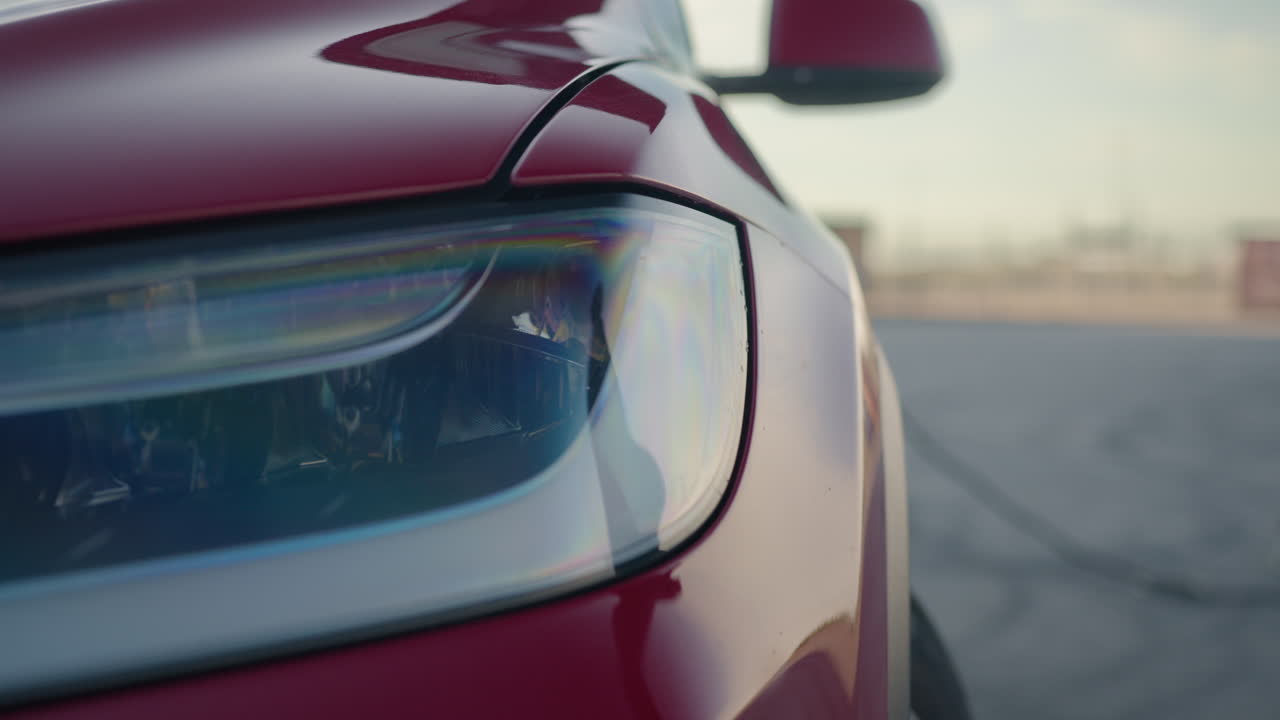 hombre de negocios cargando un vehículo eléctrico