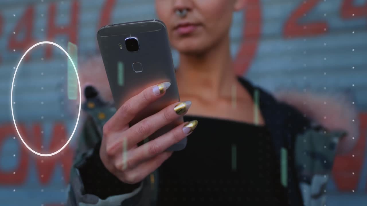 animación de una red de iconos sobre una mujer caucásica usando un teléfono inteligente