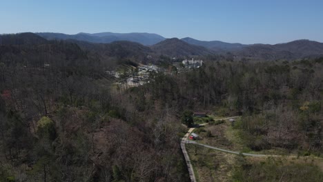 테네시 주 피브 포지 (pigeon forge) 의 고급 캠핑 리조트로 이어지는 휘어지는 도로의 공중 사진