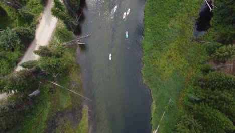 Drohnenaufnahme-über-Dem-Kopf,-Die-Paddleboardern-Und-Kajakfahrern-Auf-Dem-Payette-River-In-Der-Wildnis-Von-Idaho-Folgt
