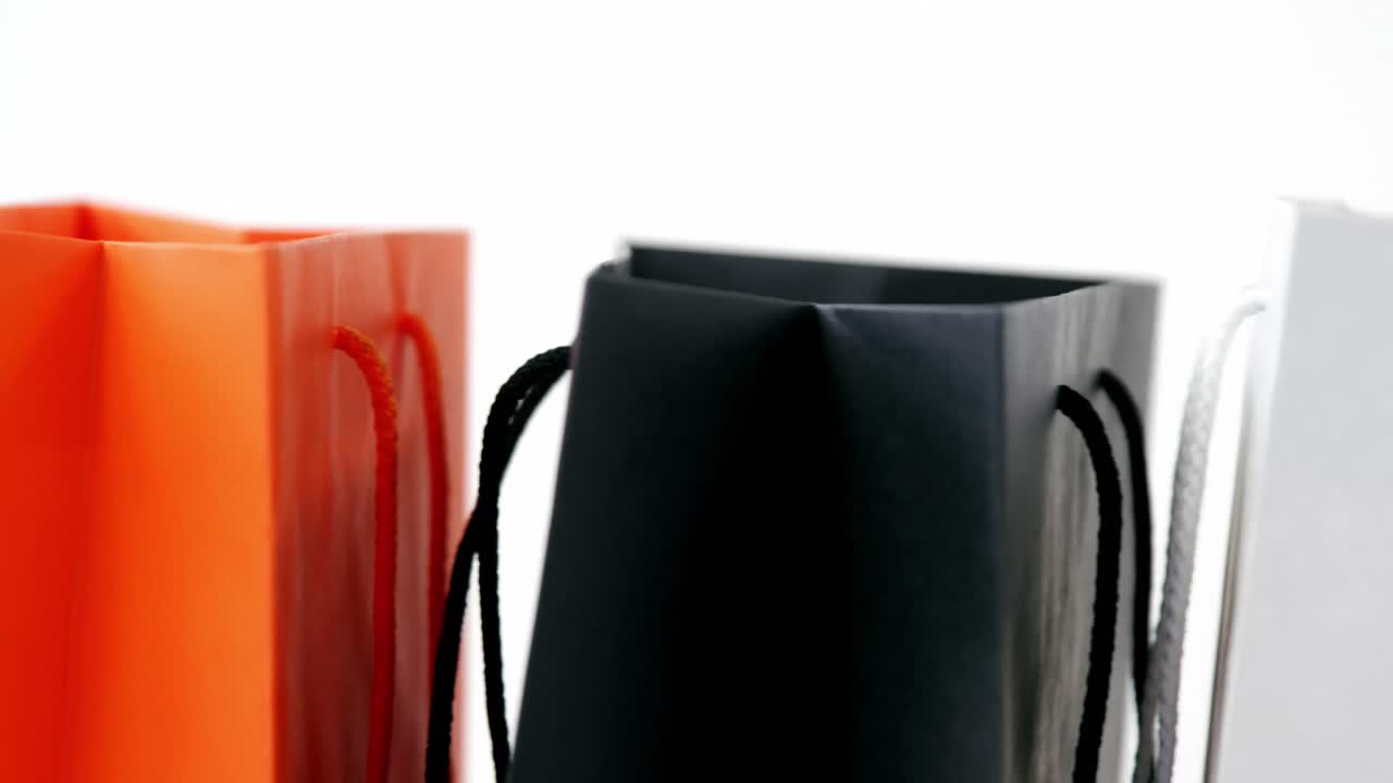 ⁇ 색 배경 에 다채로운 쇼핑 가방