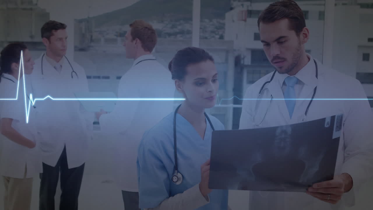 animación de monitor de ritmo cardíaco sobre diversos médicos masculinos y femeninos discutiendo sobre el informe de rayos x.