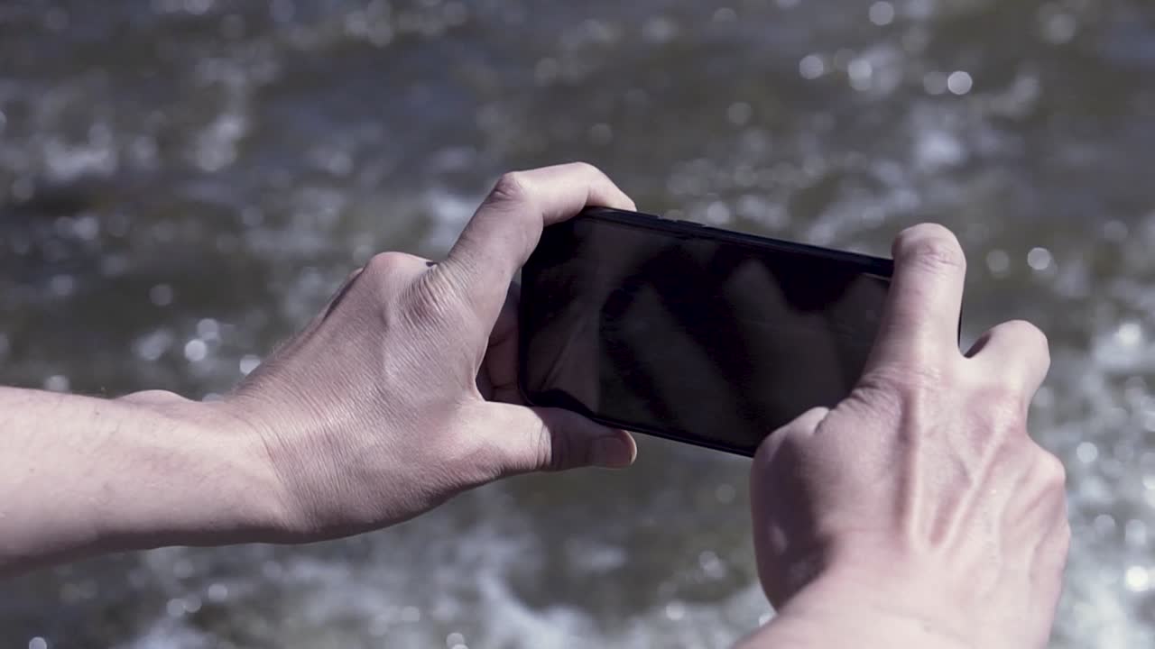 물 의 사진 을 찍는 사람