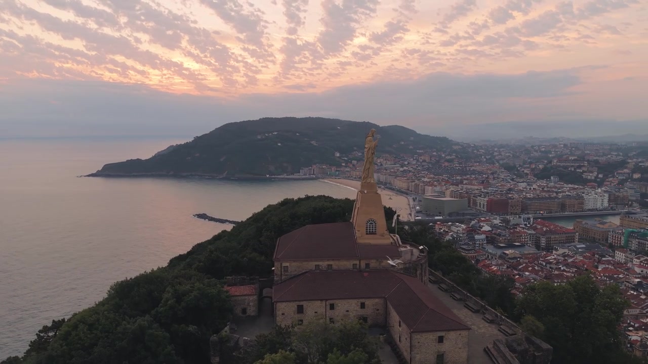 Ripresa aerea con drone al mattino del Castello del Monte Urgull, San Sebastián, Spagna