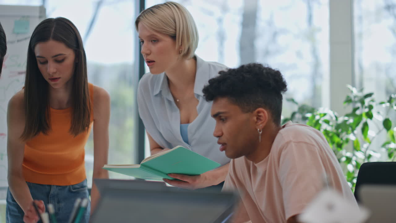 estrategia de tormenta de ideas de grupo diversa sala de reuniones de cerca. equipo discutiendo ideas