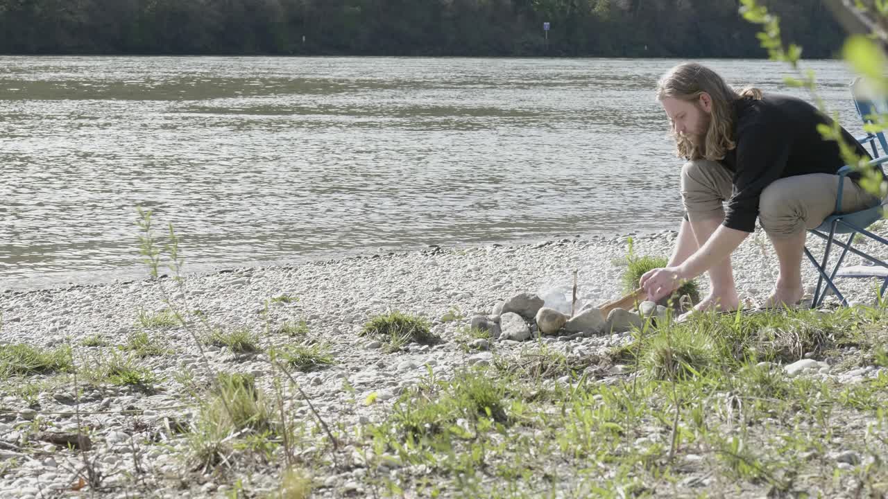 приготовление костра с помощью древесины