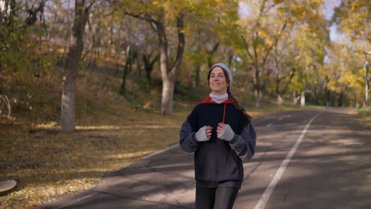 mujer corriendo en un parque de otoño
