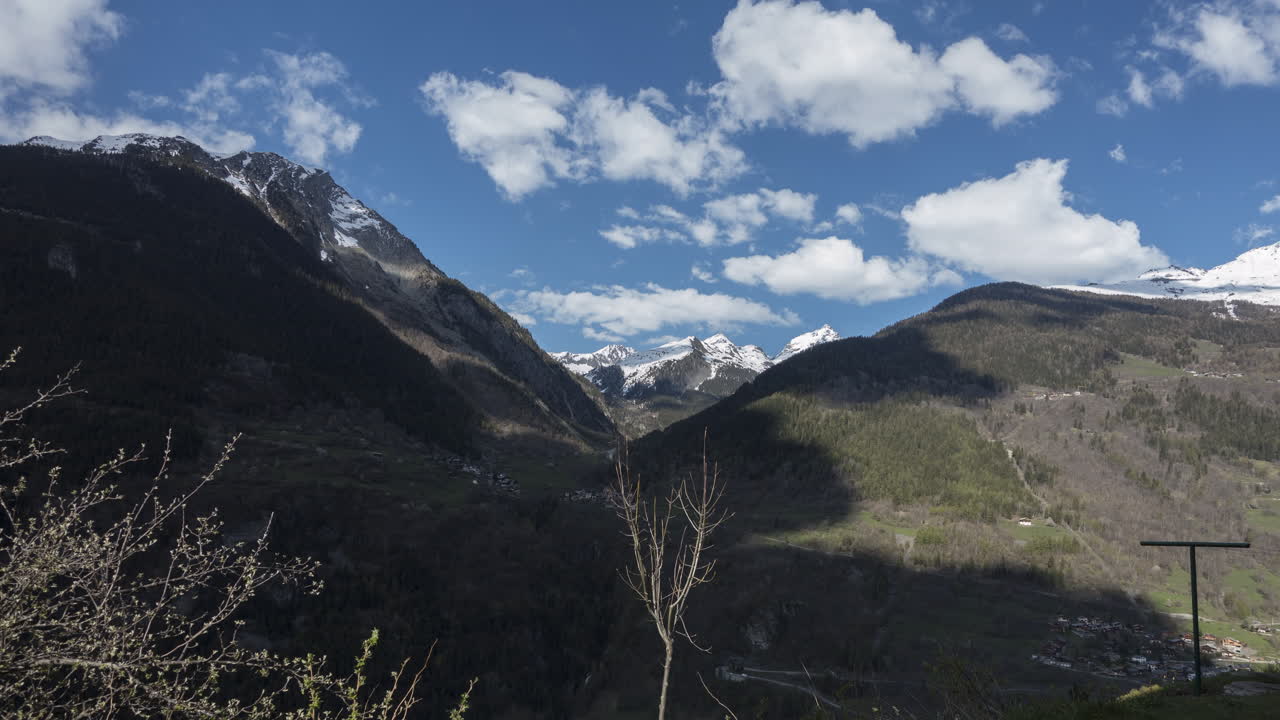 lapso de tiempo de las montañas nevadas en los alpes de francia, en un día brillante y soleado