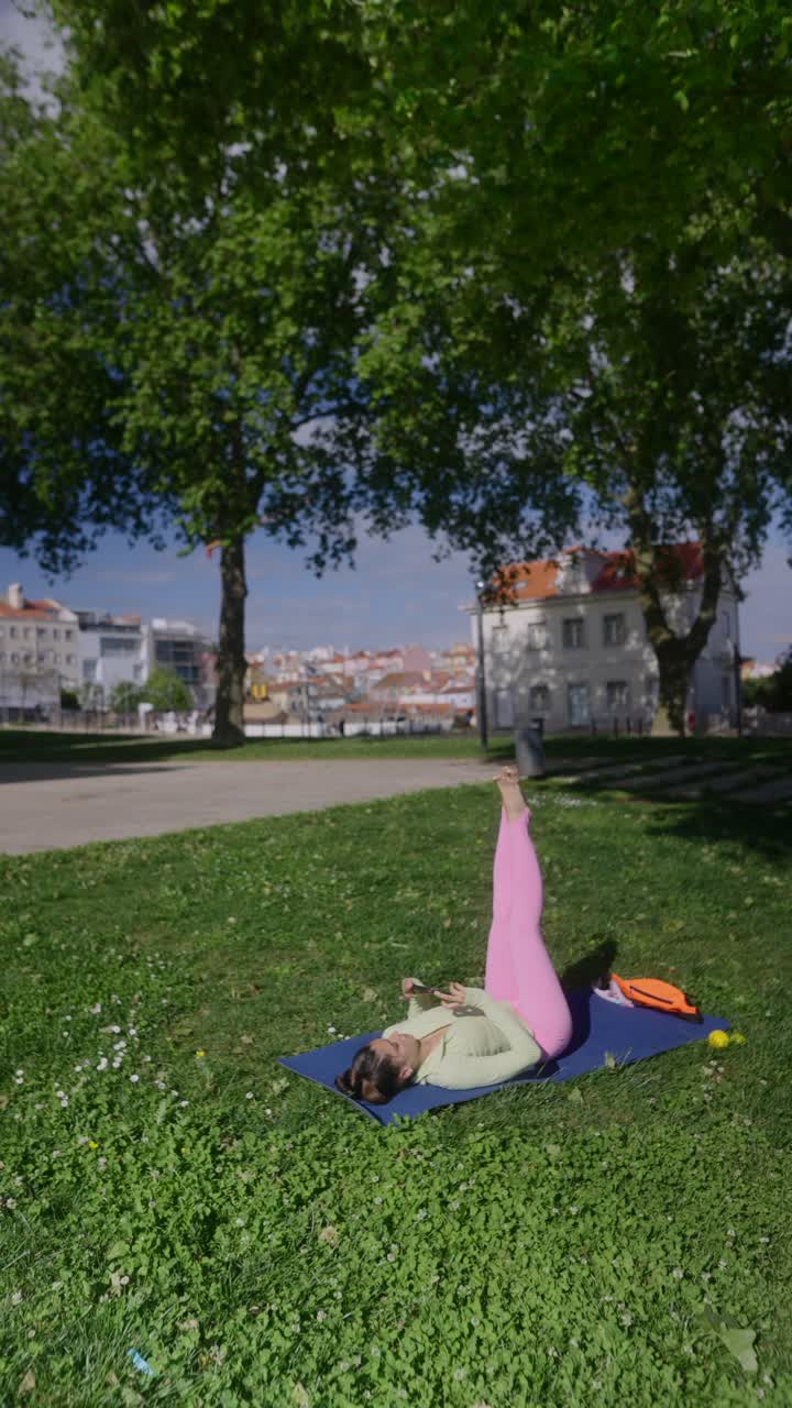 mujer practicando yoga en un parque
