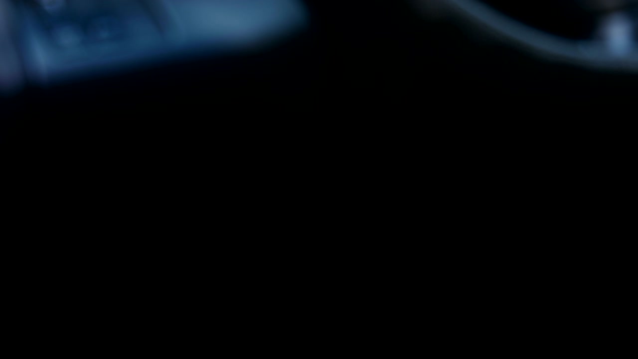 человек с ключом от машины снаружи