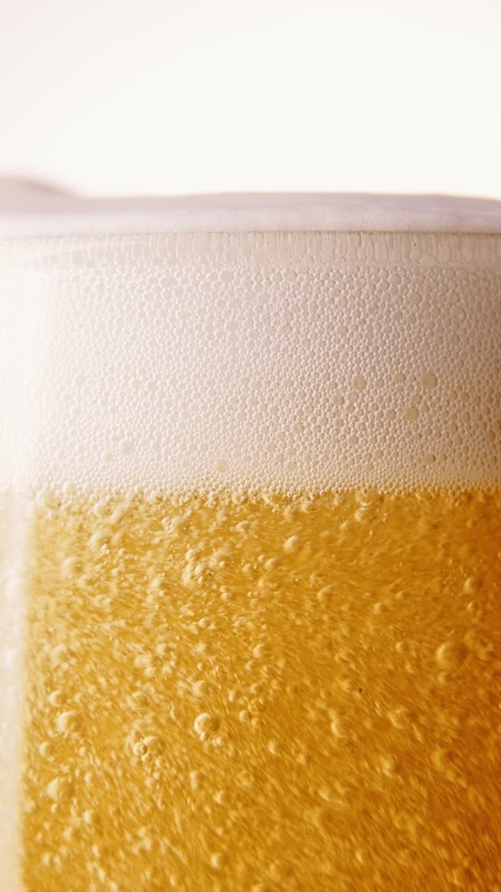 primer plano de un vaso de cerveza