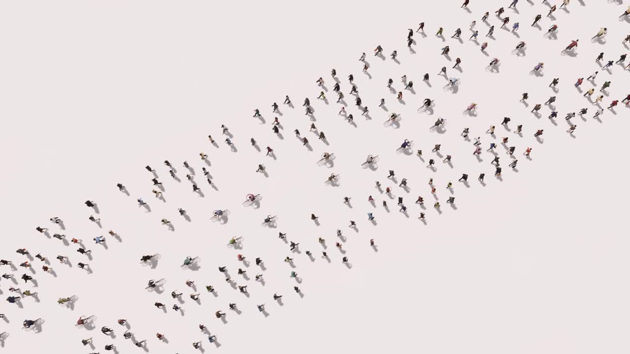 bicicletas con ciclistas y peatones moviéndose en filas