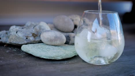 El-Vino-Se-Vierte-En-Un-Vaso-Sin-Tallo-Lleno-De-Hielo