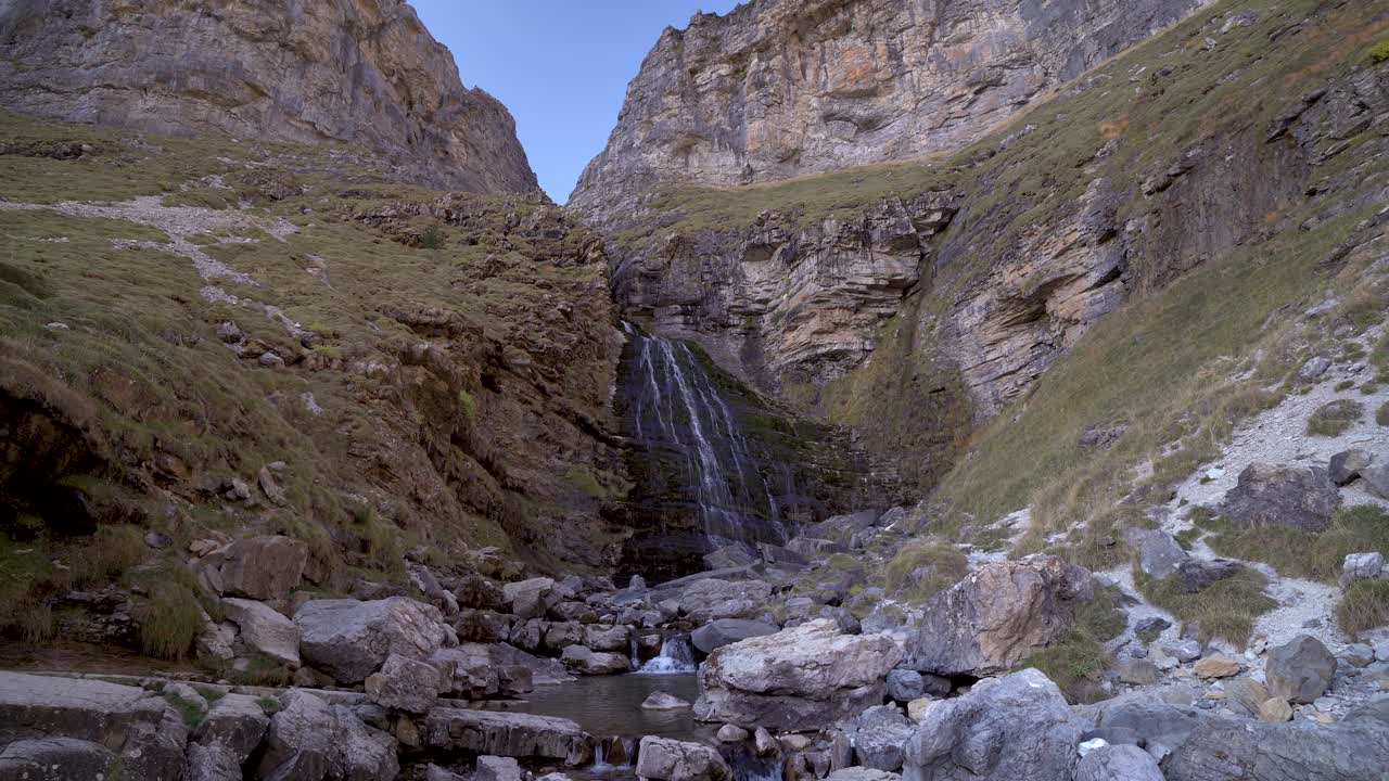 cascada cola de caballo en el parque nacional de ordesa, huesca, españa