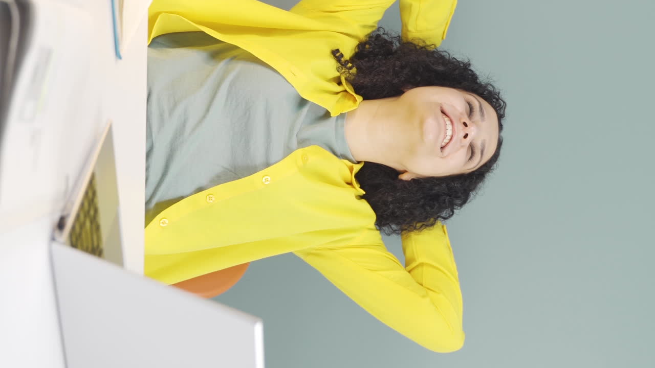 video vertical de haber terminado su trabajo, la joven se relaja.