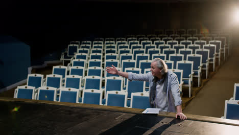actores haciendo un ensayo en el escenario