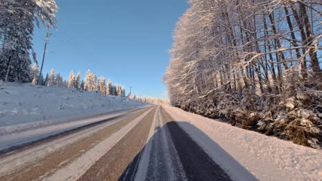 Winterschnee-Schafft-Eine-Malerische-Szene,-Erfordert-Aber-Vorsichtiges-Fahrkönnen,-Pov