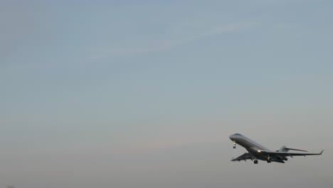 avión en una pista de aterrizaje nevada