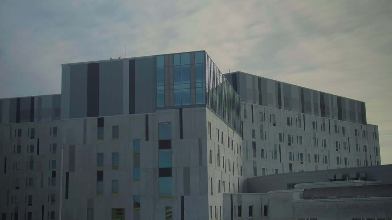 lapso de tiempo del exterior del hospital finlandés con nubes que pasan a través