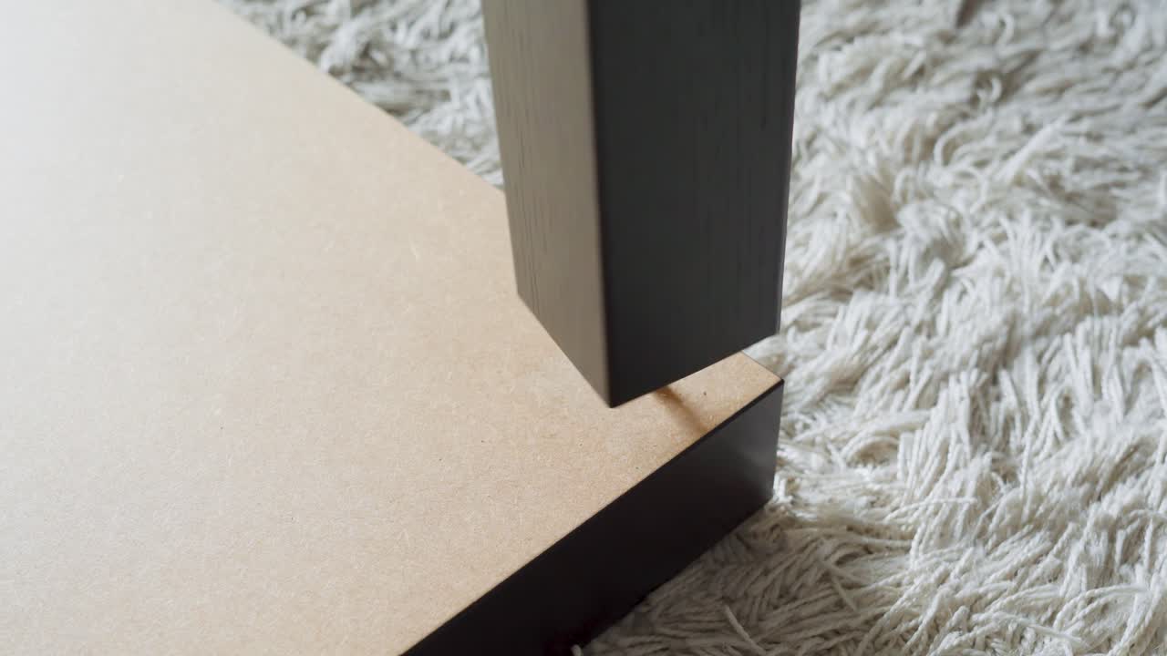 테이블  ⁇ 이 테이블  ⁇ 에 부착되고 있습니다.